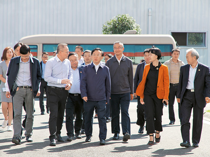  2018年成都市委常委、常務副市長謝瑞武帶隊蒞臨新筑股份，實地調研內嵌式中低速磁浮系統